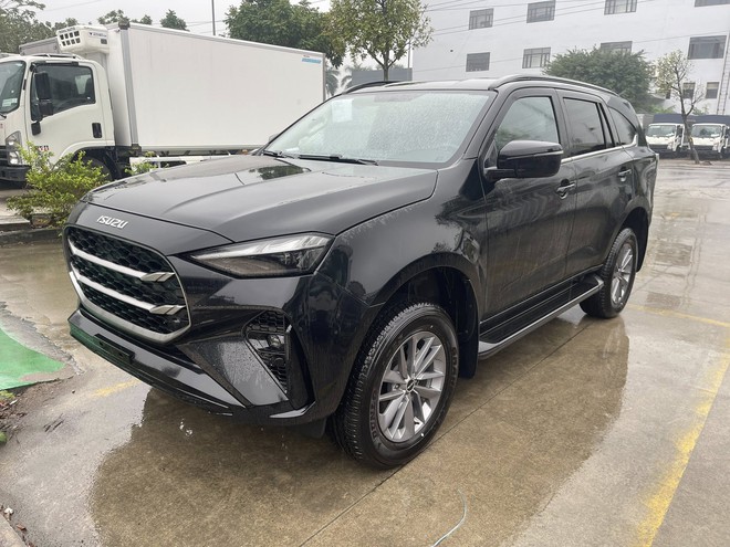 Isuzu mu-X xả kho giảm gi&aacute; tới 115 triệu đồng tại đại l&yacute;, gi&aacute; thực tế chỉ ngang nh&oacute;m CX-5, Tucson- Ảnh 3.