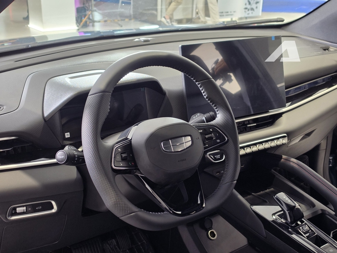 Geely Coolray 2026 ra mắt Việt Nam: Gi&aacute; từ 499 triệu đồng, thiết kế tối giản, m&agrave;n h&igrave;nh lớn hơn, vẫn c&oacute; ADAS cạnh tranh Creta, Seltos- Ảnh 10.