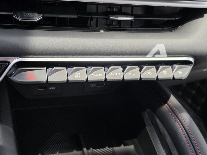 Geely Coolray 2026 ra mắt Việt Nam: Gi&aacute; từ 499 triệu đồng, thiết kế tối giản, m&agrave;n h&igrave;nh lớn hơn, vẫn c&oacute; ADAS cạnh tranh Creta, Seltos- Ảnh 12.