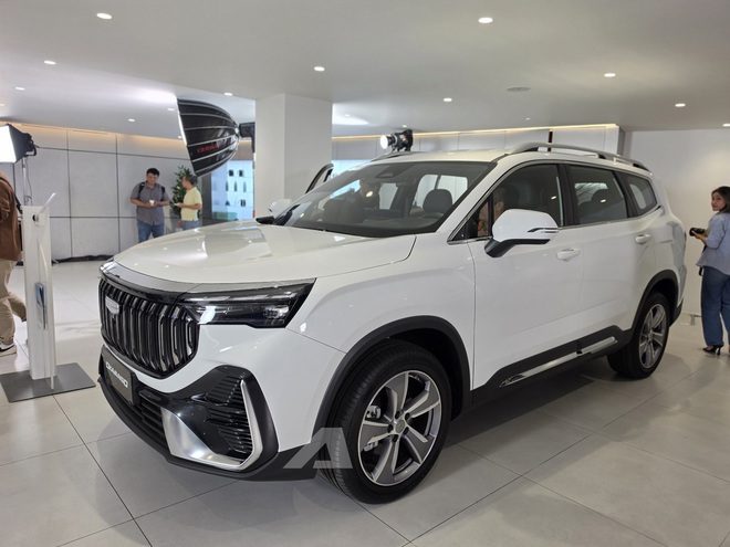 Geely Okavango chốt gi&aacute; từ 739 triệu tại Việt Nam: M&agrave;n h&igrave;nh 14,6inch, rộng hơn Santa Fe nhưng rẻ hơn Corolla Cross- Ảnh 6.