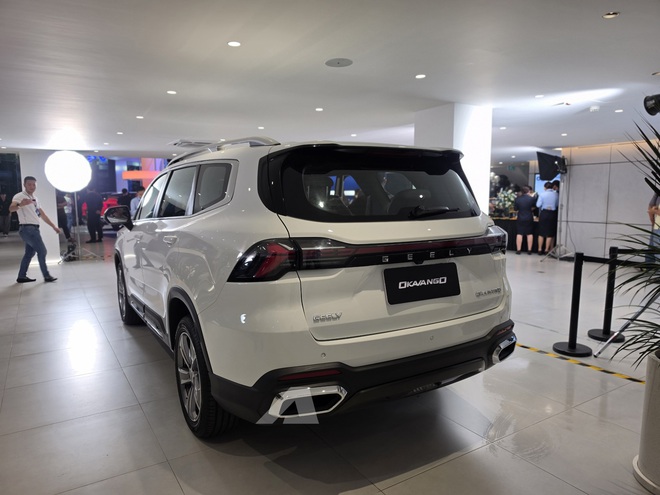 Geely Okavango chốt gi&aacute; từ 739 triệu tại Việt Nam: M&agrave;n h&igrave;nh 14,6inch, rộng hơn Santa Fe nhưng rẻ hơn Corolla Cross- Ảnh 7.
