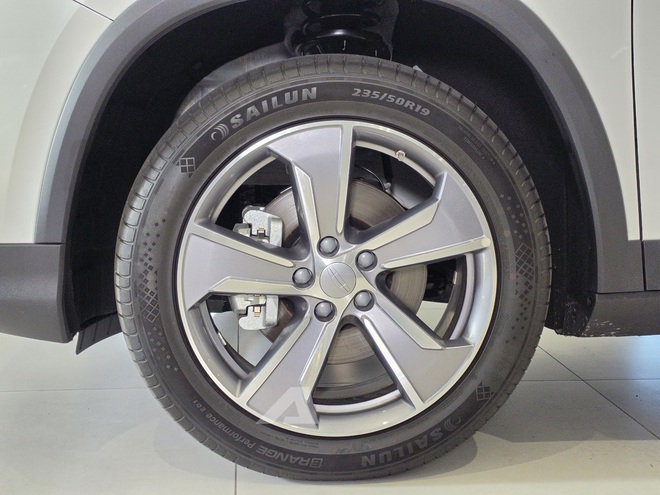 Geely Okavango chốt gi&aacute; từ 739 triệu tại Việt Nam: M&agrave;n h&igrave;nh 14,6inch, rộng hơn Santa Fe nhưng rẻ hơn Corolla Cross- Ảnh 10.