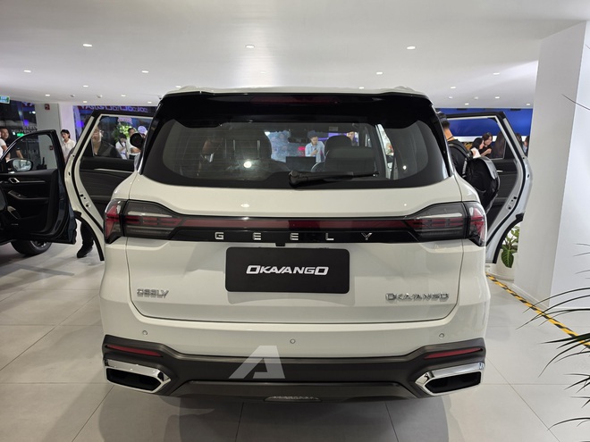 Geely Okavango chốt gi&aacute; từ 739 triệu tại Việt Nam: M&agrave;n h&igrave;nh 14,6inch, rộng hơn Santa Fe nhưng rẻ hơn Corolla Cross- Ảnh 8.