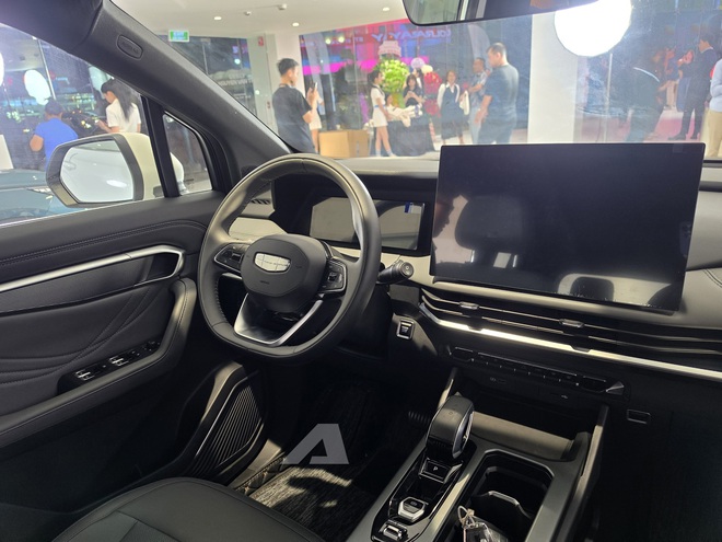 Geely Okavango chốt gi&aacute; từ 739 triệu tại Việt Nam: M&agrave;n h&igrave;nh 14,6inch, rộng hơn Santa Fe nhưng rẻ hơn Corolla Cross- Ảnh 11.