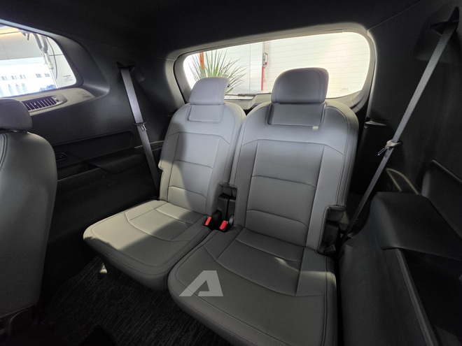 Geely Okavango chốt gi&aacute; từ 739 triệu tại Việt Nam: M&agrave;n h&igrave;nh 14,6inch, rộng hơn Santa Fe nhưng rẻ hơn Corolla Cross- Ảnh 14.