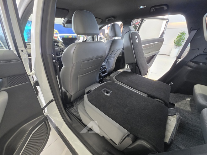 Geely Okavango chốt gi&aacute; từ 739 triệu tại Việt Nam: M&agrave;n h&igrave;nh 14,6inch, rộng hơn Santa Fe nhưng rẻ hơn Corolla Cross- Ảnh 15.