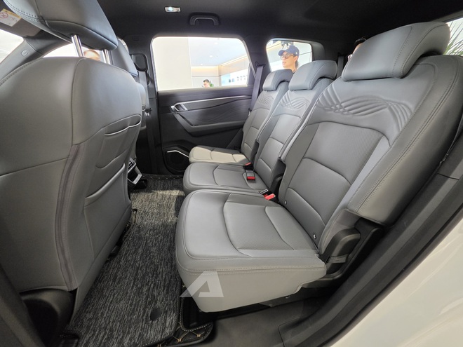 Geely Okavango chốt gi&aacute; từ 739 triệu tại Việt Nam: M&agrave;n h&igrave;nh 14,6inch, rộng hơn Santa Fe nhưng rẻ hơn Corolla Cross- Ảnh 13.