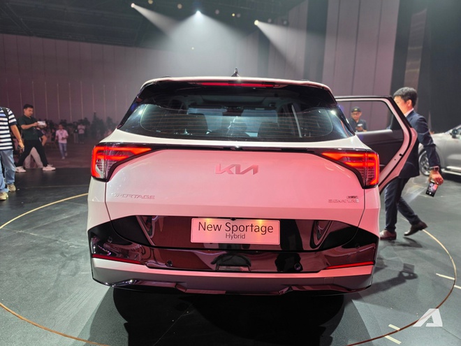 Sờ tận tay Kia Sportage 2026 vừa xuất hiện tại Việt Nam: Thiết kế long lanh, bắt mắt hơn, động cơ hybrid cạnh tranh CR-V- Ảnh 5. Sờ tận tay Kia Sportage 2026 vừa xuất hiện tại Việt Nam: Thiết kế long lanh, bắt mắt hơn, động cơ hybrid cạnh tranh CR-V- Ảnh 5.