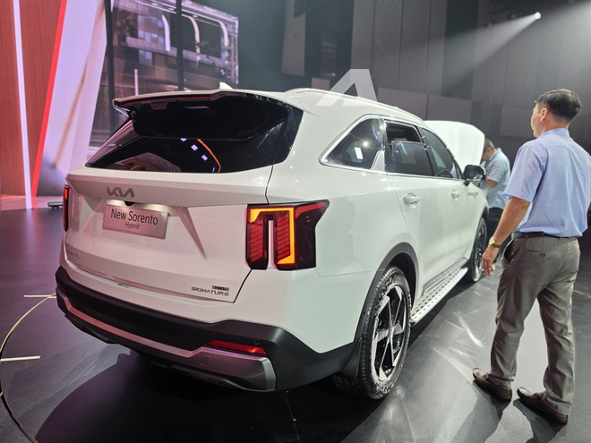 Kia Sorento thêm bản mới tại VIệt Nam: Mâm nhỏ hơn, gương điện tử, động cơ hybrid cạnh tranh Santa Fe- Ảnh 2. Kia Sorento thêm bản mới tại VIệt Nam: Mâm nhỏ hơn, gương điện tử, động cơ hybrid cạnh tranh Santa Fe- Ảnh 2.