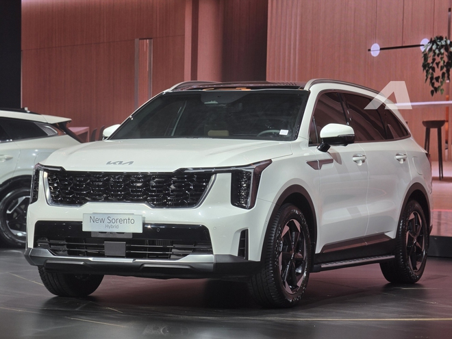 Kia Sorento thêm bản mới tại VIệt Nam: Mâm nhỏ hơn, gương điện tử, động cơ hybrid cạnh tranh Santa Fe- Ảnh 1. Kia Sorento thêm bản mới tại VIệt Nam: Mâm nhỏ hơn, gương điện tử, động cơ hybrid cạnh tranh Santa Fe- Ảnh 1.