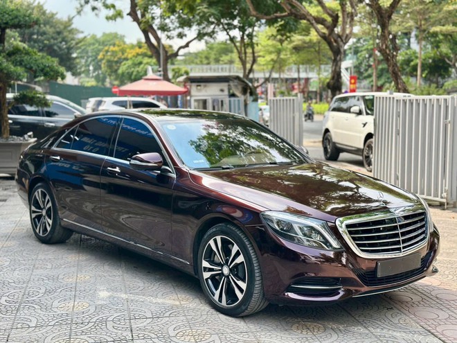 Từng c&oacute; gi&aacute; gần 7 tỷ, chiếc Mercedes S 500 n&agrave;y giờ chỉ đắt ngang Camry: Bảo dưỡng gần nhất đắt hơn cả SH, trang bị kh&ocirc;ng k&eacute;m cạnh xe ng&agrave;y nay- Ảnh 1.