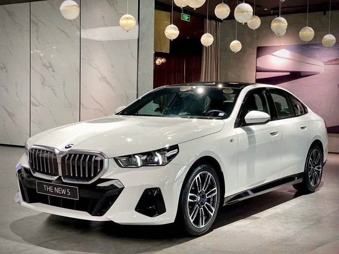 BMW 5 Series dọn kho giảm gi&aacute; mạnh tại đại l&yacute;: Bản 'full' dưới 2 tỷ đồng, rẻ hơn ban đầu 1,3 tỷ nhưng phải đ&aacute;nh đổi một đời- Ảnh 3.