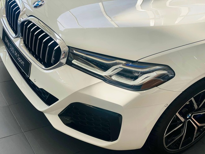 BMW 5 Series dọn kho giảm gi&aacute; mạnh tại đại l&yacute;: Bản 'full' dưới 2 tỷ đồng, rẻ hơn ban đầu 1,3 tỷ nhưng phải đ&aacute;nh đổi một đời- Ảnh 4.