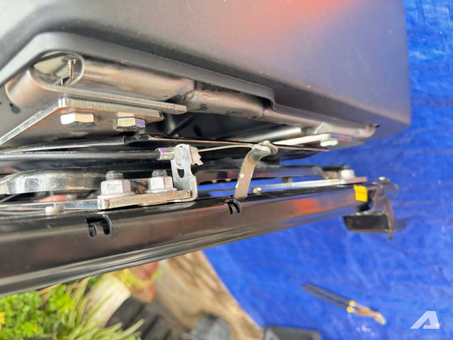 Chủ xe Toyota Innova Cross tự làm ghế cơ trưởng xoay 180 độ: Tốn 3 triệu đồng, mất 2 ngày thiết kế và thi công, trông như limousine cỡ nhỏ- Ảnh 6. Chủ xe Toyota Innova Cross tự làm ghế cơ trưởng xoay 180 độ: Tốn 3 triệu đồng, mất 2 ngày thiết kế và thi công, trông như limousine cỡ nhỏ- Ảnh 6.