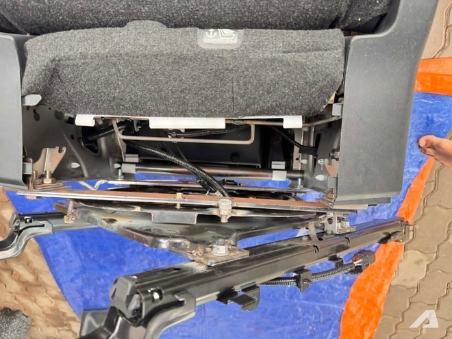 Chủ xe Toyota Innova Cross tự làm ghế cơ trưởng xoay 180 độ: Tốn 3 triệu đồng, mất 2 ngày thiết kế và thi công, trông như limousine cỡ nhỏ- Ảnh 7. Chủ xe Toyota Innova Cross tự làm ghế cơ trưởng xoay 180 độ: Tốn 3 triệu đồng, mất 2 ngày thiết kế và thi công, trông như limousine cỡ nhỏ- Ảnh 7.