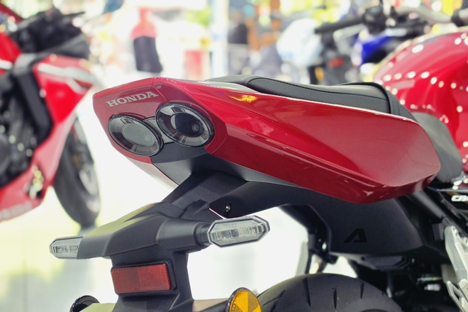 Hàng hiếm Honda CB500 Super Four về Việt Nam: 'Cháy' hàng trước khi mở bán, chạy phố như xe tay ga với công nghệ ly hợp điện tử, giá ngang xe 650 cc chính hãng - Ảnh 2.