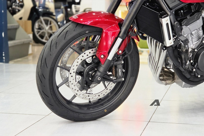 Hàng hiếm Honda CB500 Super Four về Việt Nam: 'Cháy' hàng trước khi mở bán, chạy phố như xe tay ga với công nghệ ly hợp điện tử, giá ngang xe 650 cc chính hãng - Ảnh 14.