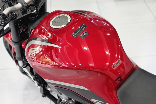 Hàng hiếm Honda CB500 Super Four về Việt Nam: 'Cháy' hàng trước khi mở bán, chạy phố như xe tay ga với công nghệ ly hợp điện tử, giá ngang xe 650 cc chính hãng - Ảnh 3.