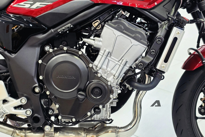 Hàng hiếm Honda CB500 Super Four về Việt Nam: 'Cháy' hàng trước khi mở bán, chạy phố như xe tay ga với công nghệ ly hợp điện tử, giá ngang xe 650 cc chính hãng - Ảnh 16.