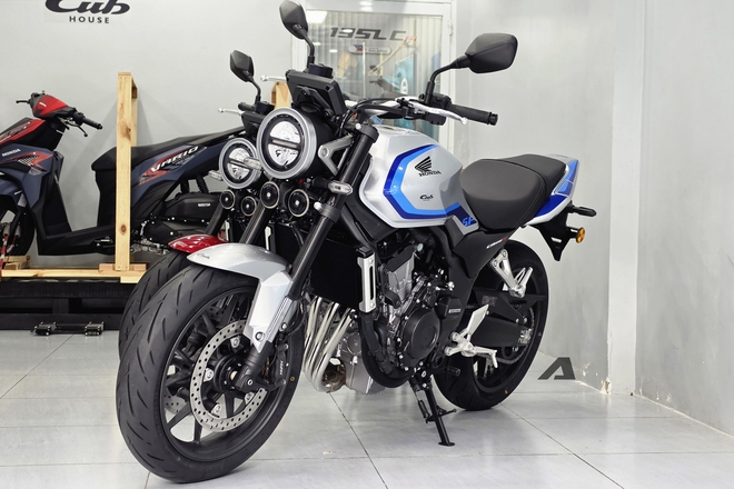 Hàng hiếm Honda CB500 Super Four về Việt Nam: 'Cháy' hàng trước khi mở bán, chạy phố như xe tay ga với công nghệ ly hợp điện tử, giá ngang xe 650 cc chính hãng - Ảnh 9.