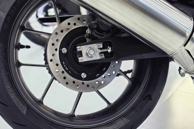 Hàng hiếm Honda CB500 Super Four về Việt Nam: 'Cháy' hàng trước khi mở bán, chạy phố như xe tay ga với công nghệ ly hợp điện tử, giá ngang xe 650 cc chính hãng - Ảnh 19.
