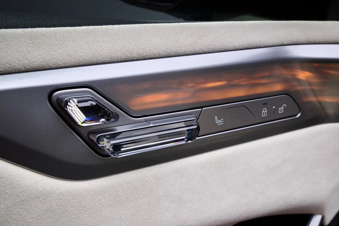 B&aacute;n 'lạc' kiểu BMW: Bắt kh&aacute;ch h&agrave;ng mua ốp đ&aacute; nội thất với gi&aacute; gần 30 triệu đồng để nhận xe sớm - Ảnh 3.