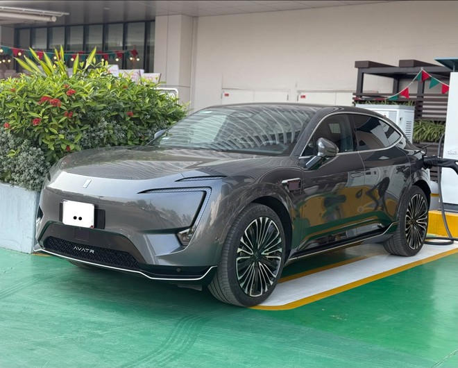 SUV điện Avatr 11 đầu ti&ecirc;n xuất hiện ở H&agrave; Nội: D&agrave;i hơn Palisade, sạc 10 ph&uacute;t đi được 200 km, nội thất 'ngập' m&agrave;n h&igrave;nh - Ảnh 1.