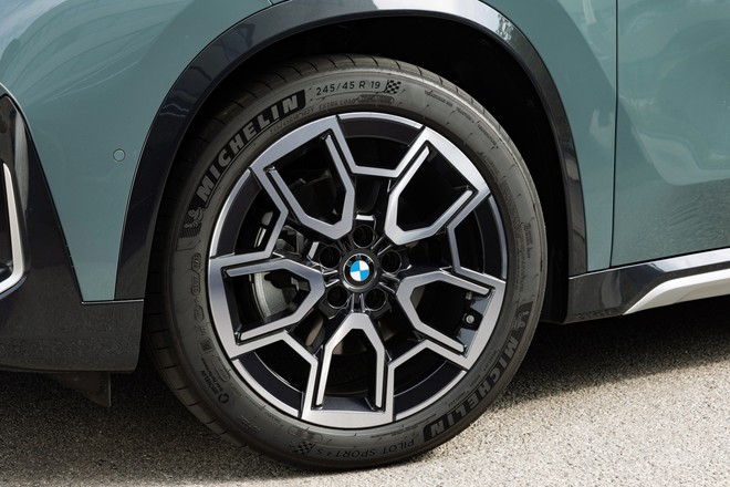 BMW X1 chốt gi&aacute; 1,689 tỷ đồng tại Việt Nam: Một bản, m&aacute;y 2.0L, c&oacute; m&agrave;n cong, ADAS, cạnh tranh Q3 với gi&aacute; rẻ hơn 410 triệu đồng - Ảnh 12.