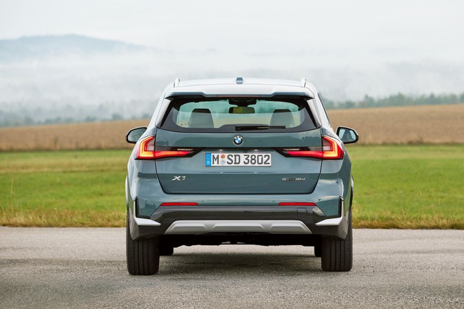 BMW X1 chốt gi&aacute; 1,689 tỷ đồng tại Việt Nam: Một bản, m&aacute;y 2.0L, c&oacute; m&agrave;n cong, ADAS, cạnh tranh Q3 với gi&aacute; rẻ hơn 410 triệu đồng - Ảnh 5.