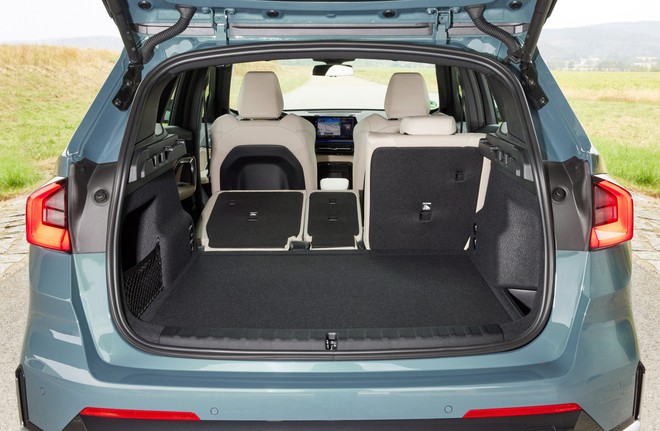BMW X1 chốt gi&aacute; 1,689 tỷ đồng tại Việt Nam: Một bản, m&aacute;y 2.0L, c&oacute; m&agrave;n cong, ADAS, cạnh tranh Q3 với gi&aacute; rẻ hơn 410 triệu đồng - Ảnh 8.