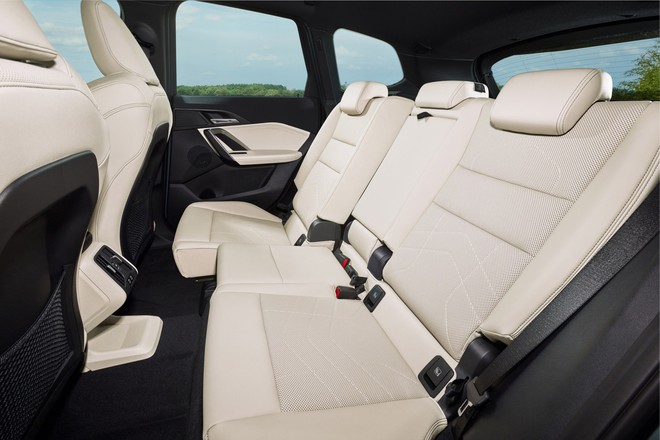 BMW X1 chốt gi&aacute; 1,689 tỷ đồng tại Việt Nam: Một bản, m&aacute;y 2.0L, c&oacute; m&agrave;n cong, ADAS, cạnh tranh Q3 với gi&aacute; rẻ hơn 410 triệu đồng - Ảnh 7.