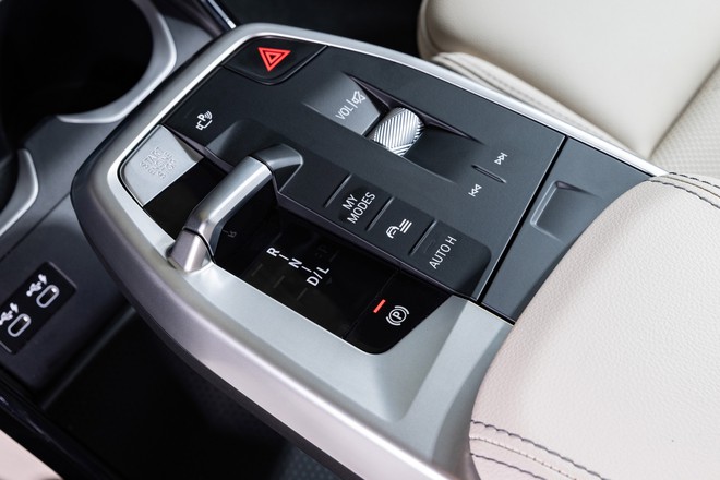 BMW X1 chốt gi&aacute; 1,689 tỷ đồng tại Việt Nam: Một bản, m&aacute;y 2.0L, c&oacute; m&agrave;n cong, ADAS, cạnh tranh Q3 với gi&aacute; rẻ hơn 410 triệu đồng - Ảnh 15.