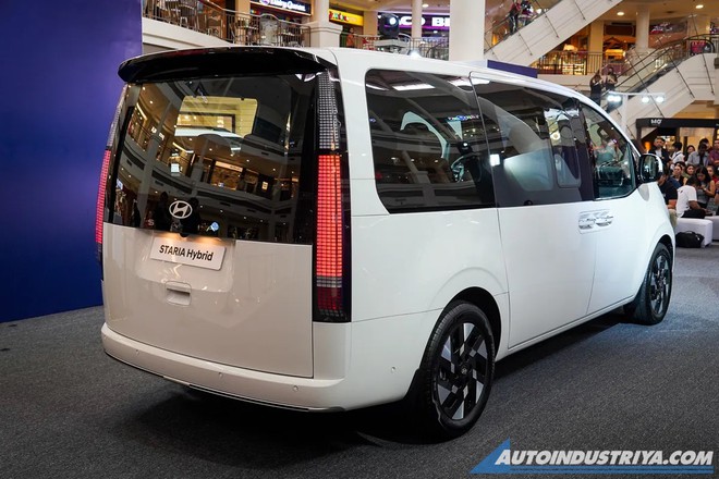 Hyundai Staria Hybrid về tới ĐN&Aacute;: C&oacute; bản tới 11 chỗ, to hơn Carnival, d&ugrave;ng m&aacute;y hybrid 245 m&atilde; lực, ti&ecirc;u thụ 5,6l/100 km - Ảnh 2.