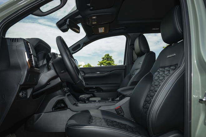 Ch&agrave;ng trai 9x người M&ocirc;ng chi gần 2 tỷ mua Ford Everest: Kẻ khen, người ch&ecirc; nhưng ch&iacute;nh chủ đ&aacute;p lại bằng một c&acirc;u khiến ai cũng 'sốc' - Ảnh 9.