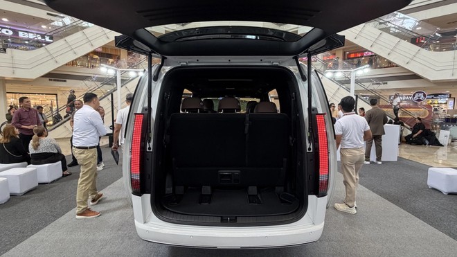 Hyundai Staria Hybrid về tới ĐN&Aacute;: C&oacute; bản tới 11 chỗ, to hơn Carnival, d&ugrave;ng m&aacute;y hybrid 245 m&atilde; lực, ti&ecirc;u thụ 5,6l/100 km - Ảnh 6.