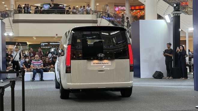 Hyundai Staria Hybrid về tới ĐN&Aacute;: C&oacute; bản tới 11 chỗ, to hơn Carnival, d&ugrave;ng m&aacute;y hybrid 245 m&atilde; lực, ti&ecirc;u thụ 5,6l/100 km - Ảnh 5.
