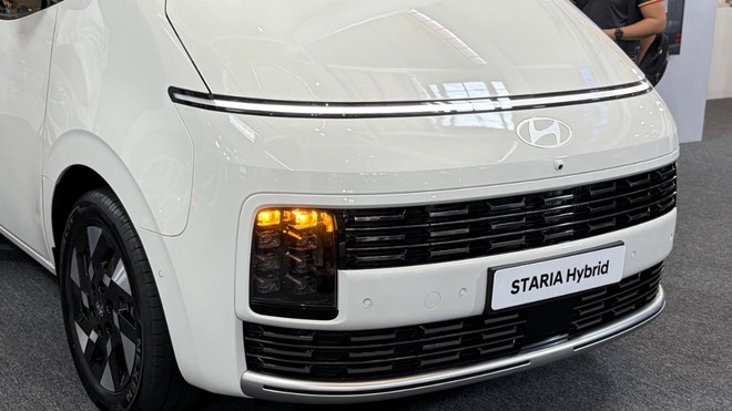 Hyundai Staria Hybrid về tới ĐN&Aacute;: C&oacute; bản tới 11 chỗ, to hơn Carnival, d&ugrave;ng m&aacute;y hybrid 245 m&atilde; lực, ti&ecirc;u thụ 5,6l/100 km - Ảnh 4.
