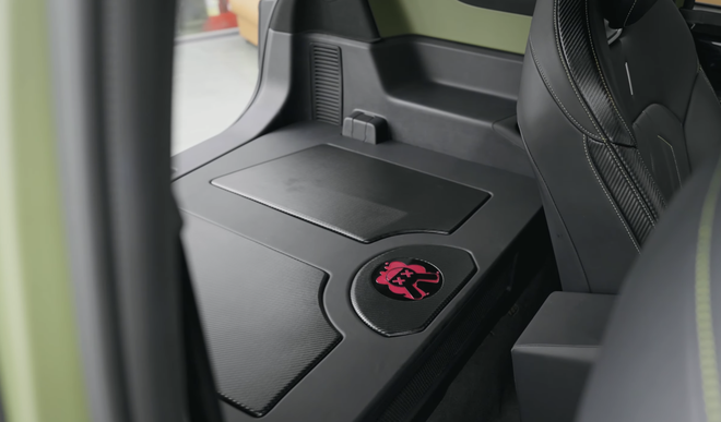 VinFast VF 3 của Ngô Kiến Huy độ chiến như Jeep thu nhỏ: Màu quân đội, lốp béo, ghế thể thao, thêm màn hình kép long lanh - Ảnh 8.