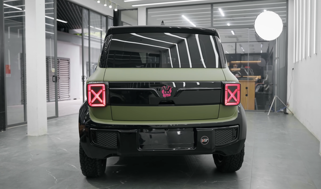 VinFast VF 3 của Ngô Kiến Huy độ chiến như Jeep thu nhỏ: Màu quân đội, lốp béo, ghế thể thao, thêm màn hình kép long lanh - Ảnh 3.