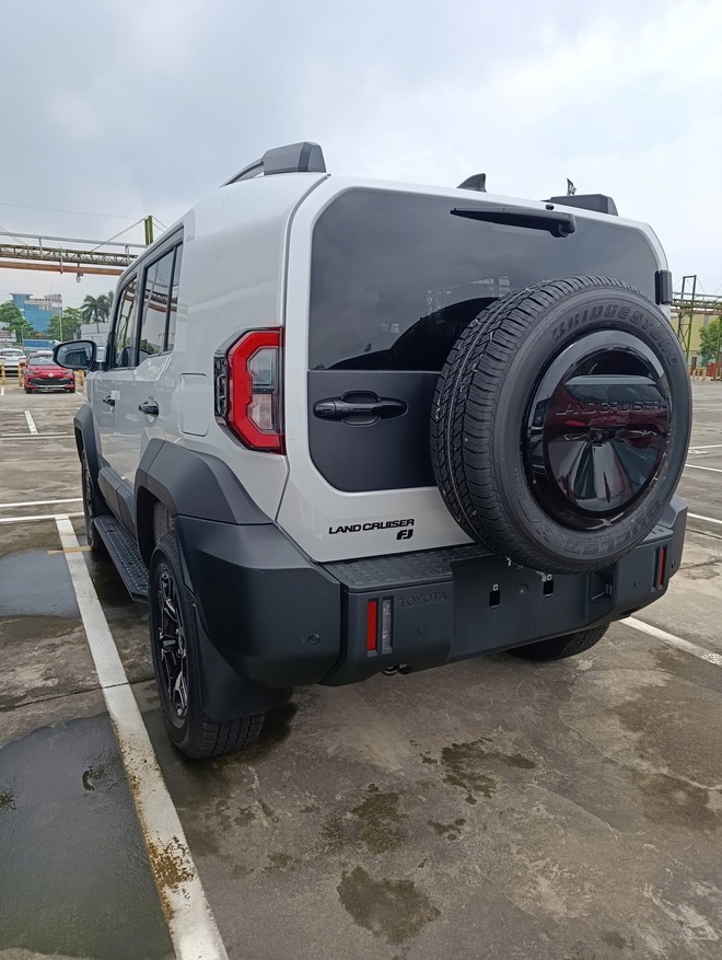 Toyota Land Cruiser FJ lộ diện tại cảng Việt Nam: Thiết kế vu&ocirc;ng vức, nhập Th&aacute;i, dự kiến gi&aacute; hơn 1,1 tỷ đồng - Ảnh 3.