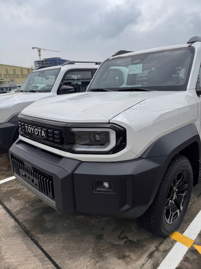 Toyota Land Cruiser FJ lộ diện tại cảng Việt Nam: Thiết kế vu&ocirc;ng vức, nhập Th&aacute;i, dự kiến gi&aacute; hơn 1,1 tỷ đồng - Ảnh 2.