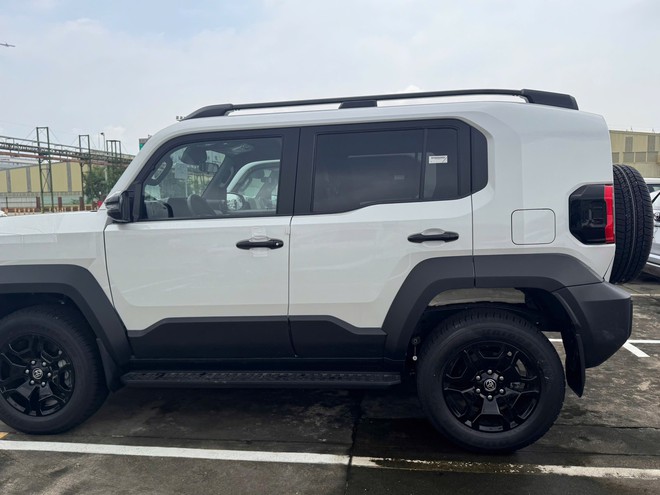 Toyota Land Cruiser FJ lộ diện tại cảng Việt Nam: Thiết kế vu&ocirc;ng vức, nhập Th&aacute;i, dự kiến gi&aacute; hơn 1,1 tỷ đồng - Ảnh 4.