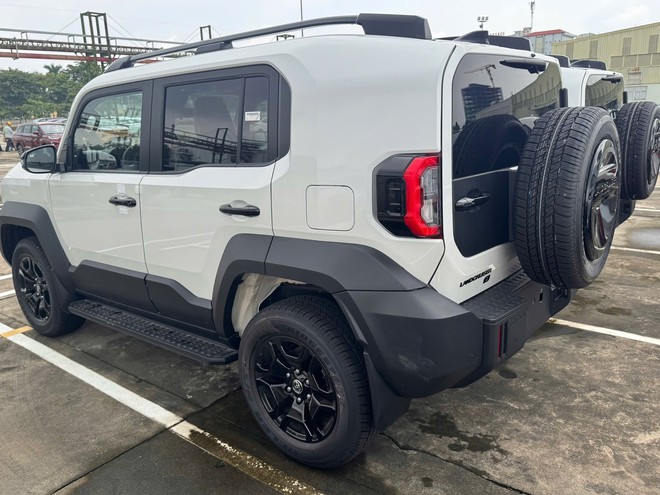 Toyota Land Cruiser FJ lộ diện tại cảng Việt Nam: Thiết kế vu&ocirc;ng vức, nhập Th&aacute;i, dự kiến gi&aacute; hơn 1,1 tỷ đồng - Ảnh 5.