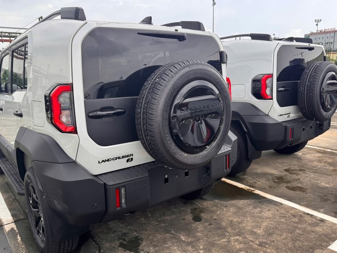 Toyota Land Cruiser FJ lộ diện tại cảng Việt Nam: Thiết kế vu&ocirc;ng vức, nhập Th&aacute;i, dự kiến gi&aacute; hơn 1,1 tỷ đồng - Ảnh 6.