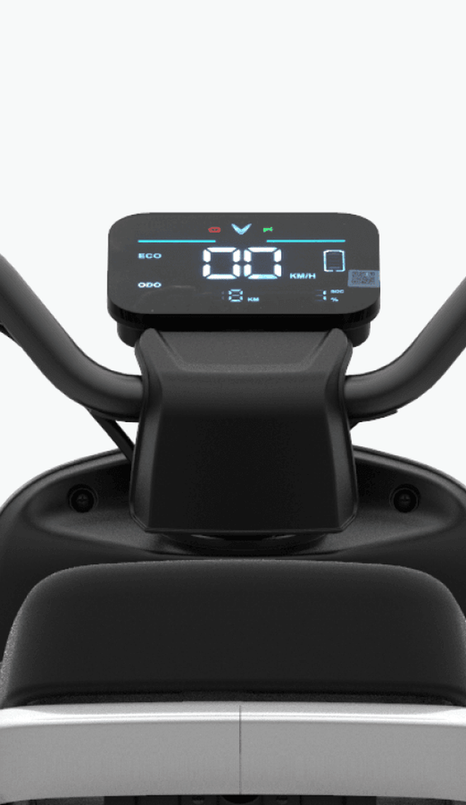 Xe m&aacute;y điện VinFast Amio S2 ra mắt: Gi&aacute; chưa đến 1/2 Feliz II, sạc đầy đi 65 km, kh&ocirc;ng đổi pin, c&oacute; n&acirc;ng cấp nhỏ nhưng đ&aacute;ng gi&aacute; - Ảnh 4.