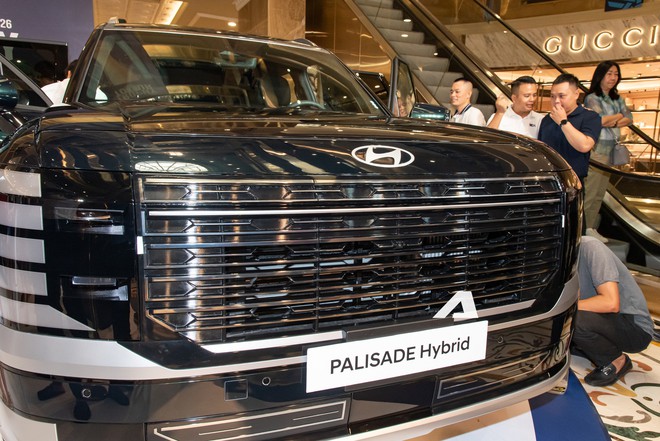 Bộ đôi Hyundai Tucson Hybrid và Palisade Hybrid lần đầu chào khách Việt: Người dân vây kín ngắm xe, giá không dưới 1 tỷ, ra mắt vào tháng 9 này - Ảnh 18.