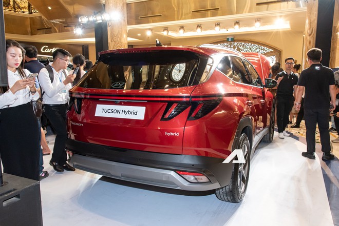 Bộ đôi Hyundai Tucson Hybrid và Palisade Hybrid lần đầu chào khách Việt: Người dân vây kín ngắm xe, giá không dưới 1 tỷ, ra mắt vào tháng 9 này - Ảnh 8.