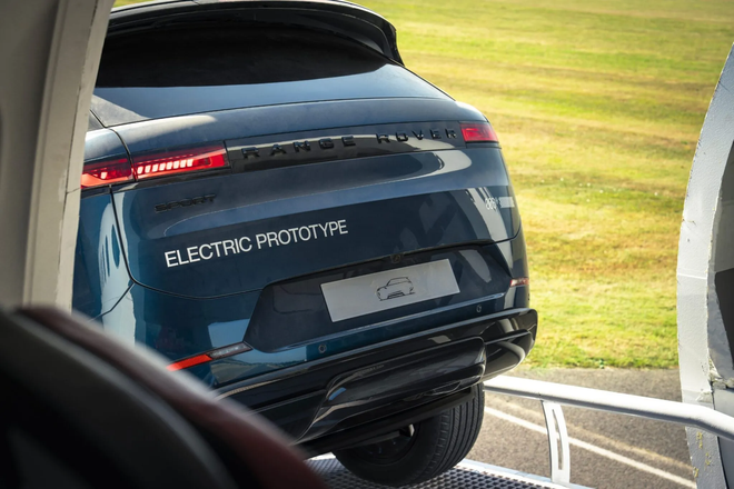 Range Rover Sport EV lộ diện: Nhiều điểm kh&aacute;c để ph&acirc;n biệt, vẫn off-road tốt nhờ c&ocirc;ng nghệ ri&ecirc;ng, ra mắt cuối năm nay - Ảnh 4.