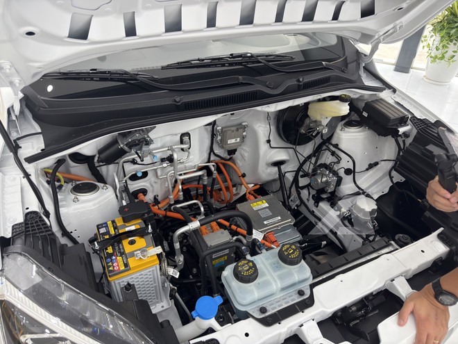Soi MPV điện Wuling Grango vừa về đại lý: Xe 7 chỗ giá 499 triệu, cỡ mâm độc lạ, sạc 30 phút được 80% pin - Ảnh 11.