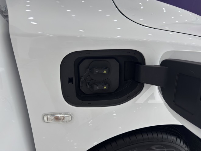 Soi MPV điện Wuling Grango vừa về đại lý: Xe 7 chỗ giá 499 triệu, cỡ mâm độc lạ, sạc 30 phút được 80% pin - Ảnh 12.